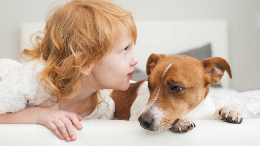 Att prata med exempelvis sin hund kan vara tecken på en aktiv fantasi. Foto: Shutterstock